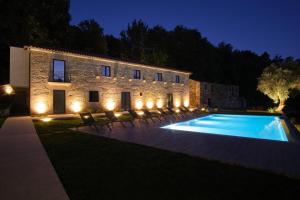 uma casa com piscina em frente a um edifício em Quinta da Mourinha em Arcos de Valdevez