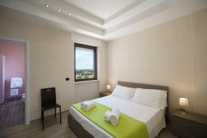 1 dormitorio con 1 cama con 2 toallas en Atmosphera, en Galatina