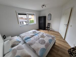 a bedroom with a bed and a window at Große Ferienwohnung Nähe Flughafen Köln Bonn in Troisdorf