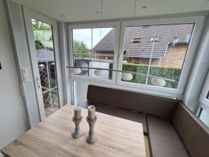 a room with a table and a window with two chessetts at Große Ferienwohnung Nähe Flughafen Köln Bonn in Troisdorf