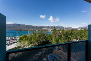 een balkon met uitzicht op een haven en de bergen bij Hostel BB in Split
