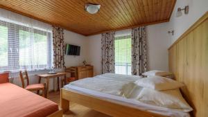 Кровать или кровати в номере Hotel Landhaus Ausswinkl