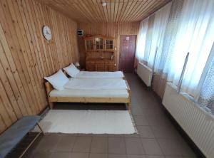 ペトロシャニにあるCabana Plaiの木製の部屋にベッド1台が備わるベッドルーム1室があります。