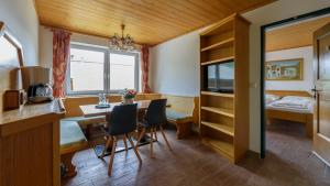 TV a/nebo společenská místnost v ubytování Hotel Landhaus Ausswinkl