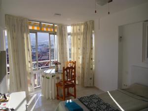 Un lugar para sentarse en Sunny studio in Piscis building