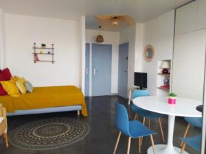 a bedroom with a bed and a table and chairs at HORIZON BLEU Vue Mer in Cassis