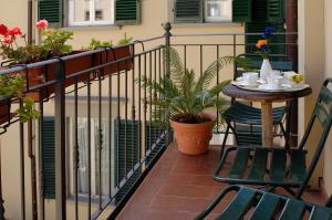 balkon ze stołem, krzesłem, stołem i stołem w obiekcie Relais Dante e Beatrice we Florencji