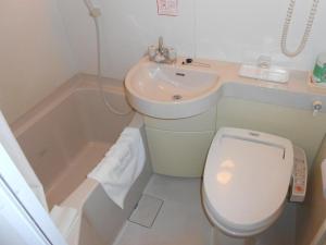 大阪市にあるR&B Hotel Umeda East - Vacation STAY 40693vのバスルーム(トイレ、洗面台付)