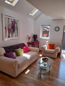 uma sala de estar com um sofá e uma mesa em Town centre cottage em Tewkesbury