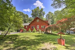 Gallery image of Pocono Mountains Cabin with Patio, Near Hiking! in East Stroudsburg