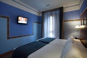 Postel nebo postele na pokoji v ubytování Suites Gran Vía 44