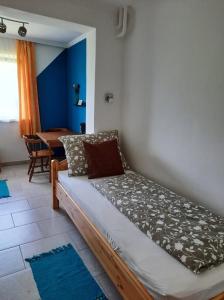 Posto letto in camera con tavolo e sala da pranzo. di Pension Horvath a Sankt Kanzian