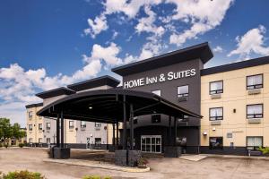 ヨークトンにあるHome Inn & Suites Yorktonのホームインとスイートのサインがある建物