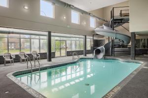 ein Schwimmbad mit Rutsche in einem Gebäude in der Unterkunft Home Inn & Suites Yorkton in Yorkton