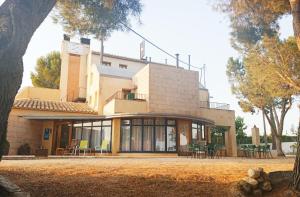 ein Gebäude mit Fenstern und Tischen davor in der Unterkunft Hotel El Zorro in Barranda