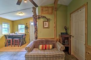 una sala de estar con un sofá y un árbol. en Duck Lake Cabin Rental Near Glacier National Park! en Saint Mary