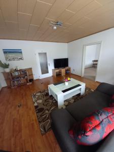 ein Wohnzimmer mit einem Sofa und einem Tisch in der Unterkunft Quartier 6 in Beelitz