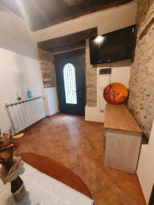 a room with a basketball on the floor and a door at B&B Castrum in Santo Padre