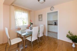 Kuchyň nebo kuchyňský kout v ubytování Apartments Nada