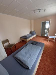 1 dormitorio con 1 cama, 1 mesa y 1 silla en Quartier 6 en Beelitz