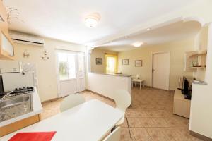 Kuchyň nebo kuchyňský kout v ubytování Apartments Nada