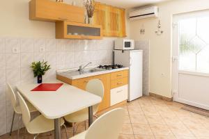 Kuchyň nebo kuchyňský kout v ubytování Apartments Nada