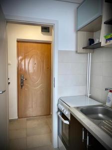 - une cuisine avec une porte en bois et un comptoir dans l'établissement CASA NADIA BRASOV, à Braşov