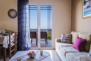 Posezení v ubytování House with Panoramic Sea View and Beautiful Garden