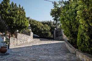 Zahrada ubytování House with Panoramic Sea View and Beautiful Garden