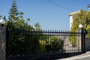 Fotografie z fotogalerie ubytování House with Panoramic Sea View and Beautiful Garden v destinaci Milatos