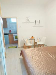 A kitchen or kitchenette at Ildikó Apartman