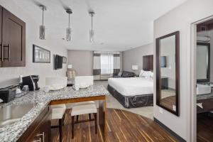 ein großes Hotelzimmer mit Bett und Küche in der Unterkunft Home Inn & Suites Yorkton in Yorkton + 43 Fotos