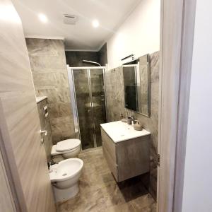 a bathroom with a toilet and a sink at Villa Volta 1 Policlinico Monserrato in Monserrato