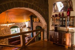 a kitchen with a stone archway in a room at Casa de Pedra Mena Kaho in Bento Gonçalves