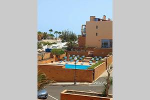 Вид на бассейн в Amplio apartamento en la playa del Esquinzo или окрестностях