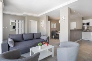 salon z kanapą, dwoma krzesłami i stołem w obiekcie Appartements Banya w Korčuli