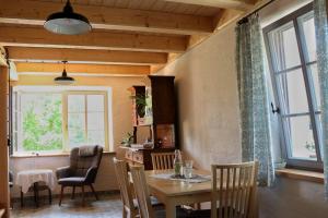 a dining room with a table and chairs at Little Vintage in Frankenberg