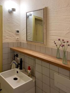 bagno con lavandino e specchio di Little Vintage a Frankenberg