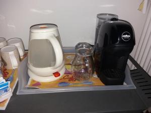 Příslušenství pro přípravu čaje a kávy v ubytování Maggiociondolo
