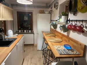 een keuken met een houten tafel met krukken erin bij Małe Schronisko in Szczyrk