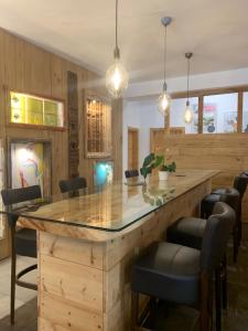 una gran cocina con una gran isla de madera con sillas en Alpin Rose Appartement en Semmering