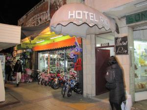 una tienda de hotel con motocicletas estacionadas fuera de ella en Hotel Rio, en Rancagua