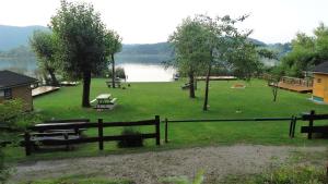 un parque con una mesa de picnic y un lago en Appartement Lindenheim, en Sankt Kanzian