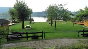 a park with a picnic table and a lake at Appartement Lindenheim in Sankt Kanzian