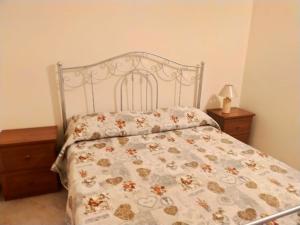 um quarto com uma cama com uma colcha em A due passi dalla cattedrale em Palermo