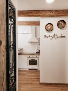 una puerta abierta a una cocina con electrodomésticos blancos en Apartmán v Rezidencii Opera, en Banská Štiavnica