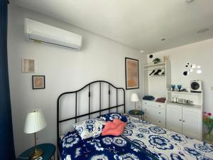 - une chambre avec un lit et une couette bleue et blanche dans l'établissement PARADISO 408 DESI Private Studio Nessebar, à Nessebar