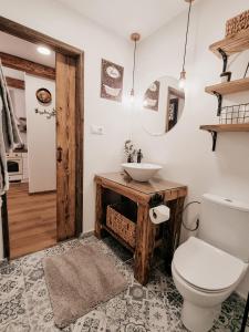 ein Badezimmer mit einem weißen WC und einem Waschbecken in der Unterkunft Apartmán v Rezidencii Opera in Banská Štiavnica