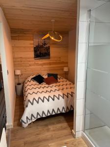Entremont的住宿－Le chalet des rêves - La Roche Blanche，一间小房间的卧室,配有一张床铺