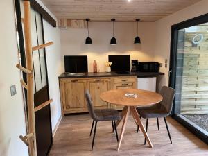 Entremont的住宿－Le chalet des rêves - La Roche Blanche，厨房以及带桌椅的用餐室。